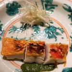 温石 - 金目鯛の炙り。奥の白ネギとエシャロットの薬味が完璧なハーモニー