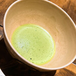 温石 - 〆の抹茶です。今夜のお客様は皆さん常識と良識をお持ちで、しわぶきひとつなく、静かにお行儀良く杉山氏の所作を見つめます