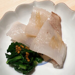 温石 - ジンドウイカの炭火焼きコテ仕立て。自生しているルッコラのお浸しと自家製マスタード添え