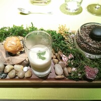 モノリス - アミューズ　竹炭マカロン　グリンピースのムース　グジェールにしらす
