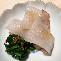 温石 - ジンドウイカの炭火焼きコテ仕立て。自生しているルッコラのお浸しと自家製マスタード添え