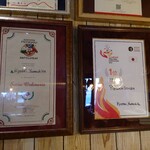 ピッツェリア・ゴンザ - 掲げられている会員証？と賞状