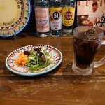 ピッツェリア・ゴンザ - ドリンクを注文すると前菜が無料になるので
      ●コカコーラ350円　を注文
      
      ○コカコーラ
      他店ではペットボトルのコーラを注がれる事が多く
      炭酸の抜けを感じていたけど
      このコーラは炭酸は抜けていない