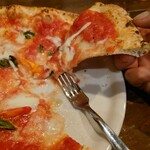 ピッツェリア・ゴンザ - 今日はトマトソース、トマトの水分が多めなのか
      他店の様に真ん中はタラ〜と柔らかい。