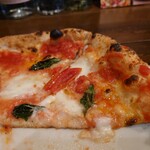 ピッツェリア・ゴンザ - ピザの断面　