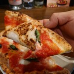 ピッツェリア・ゴンザ - フォークで真ん中に折り曲げて
      口の中でペロンと戻して食べた。
      
      生地に弾力があるんで元に戻って食べられる。
      この弾力あるプリッとした生地が
      他の店にないこのお店の強みだと思える。