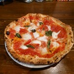 ピッツェリア・ゴンザ - ●マルゲリータSTG　1,800円
      2012年の大会で焼かれたピザと書かれていた。
      
      コンガリと石窯で焼かれたピザ。
      
      相変わらずモッチリとして弾力ある、
      魅力的な生地だねえ❕