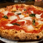 ピッツェリア・ゴンザ - 横から撮影
      
      なかなか美味しい味わいだねえ❕
      
      チーズの美味しさとトマトソースの酸味。
      
      グリルされたトマトには
      トマト自体の甘みも感じ、
      バジルで味わいが締まる感じ。