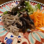 ピッツェリア・ゴンザ - ○前菜
      爽やかな酸味で
      美味しいドレッシングが掛けられたサラダ。
      
      オイル漬けされてる感じのきのこ。
      なすの洋風煮物？
      キャロットラペ。
      
      美味しい味わい。