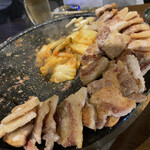 とんちゃん - 焼けた豚肉とキムチ