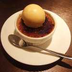 ビストロ ラ・シブレット - 紅茶風味のクレームブリュレ はちみつアイス添え(550円)