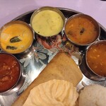 TOKYO BHAVAN - マトンビンダルー、ナガイモとオクラ、ケララの小海老カレー、サンバル、ラッサムスープ