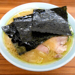 家系ラーメン 近藤家 - 近藤家 本店のデフォ (着丼時の海苔被せスタイル)