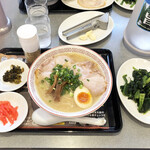 Raamen Kagetsu Arashi - 期間限定群馬豚骨ラーメンだるま大使980円。スマホアプリでトッピングが無料です。ほうれん草をお願いしました