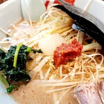 ラーメン山岡家 - 味変するまでもなく美味しいから、徐々に溶かしたりして楽しみます