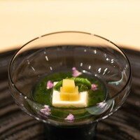 天白 - 2023.4 お口直し（浜名湖産新海苔の擂り流し、裏漉して豆乳で固め直した湯葉、賽の目カットの筍、コゴミ、紫蘇の花）