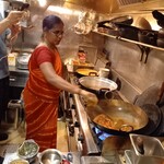 マリニ 南インド＆フュージョン - 兄妹シェフのお母さんが仕切る。シェフとスタッフがフォロー。