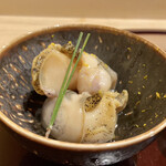 鮨 しづめ - 和歌山県産白バイ貝の出汁煮
            コリコリとした食感が良く、貝出汁と昆布出汁の薄っすらとした味付け、ビールの当てにぴったりです♪