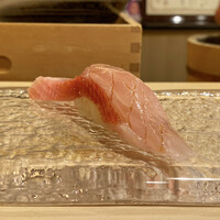 鮨 しづめ - 勝浦產 金目鯛
                      金目鯛が大きく切られてます！
                      脂のり程よくこれは美味しい、シャリとの重なりが好みにドンピシャです♪