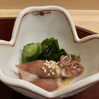 鮨 しづめ - ホタルイカの酢味噌がけ
                    どちらの料理店でも、この時期には富山県のホタルイカを使われ、私自身もたくさんホタルイカをいただいています。
                    酢味噌が合いますねとても♪
                    ワカメと胡瓜はポン酢です。