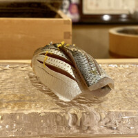 鮨 しづめ - 熊本産コハダ 締めて初日と軽め
                    コハダは浅締め、風味良くコハダ本来のほろ苦さが感じられ美味♪
                    最初に塩で30分、それからお酢で約12分、さっと酢で締めたらザルに乗せ斜めに傾け水分を抜くスタイルです。
