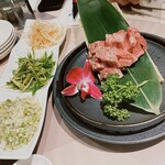 Yakiniku Tokuju - 熟成花咲上塩タンとネギ3種盛り合わせ