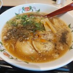 餃子の王将 - 王将ラーメンに胡椒と辣油を入れてずるずる(^^)