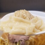 麺や 穂ころび - 肉ワンタン　豚肉のみのシンプルな餡　ミックスワンタン中華そば　1,180円　肉と海老ワンタンが2個ずつトッピング