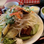 ふくくるしょくどう - 野菜の山の下に唐揚げが見えてきます