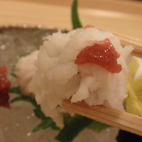 三友居 高輪店 - はもの造り；梅肉をつけて