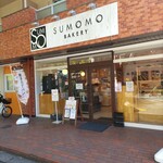 SUMOMOベーカリー - お店の前。窓が大きいです。