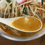 極濃湯麺 フタツメ - 辣椒（ラージョー）味噌のスープ。濃厚タンメンのスープをベースに味噌のコク、程よい辛みと痺れの刺激が病みつきに。