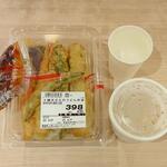 FRESTA - ５種天ぷらのうどん弁当 (税込)429円と無料の味噌汁 ※開封前 (2023.04.27)