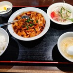上海華龍 - 【2023.4.27(木)】麻婆豆腐定食(麻婆豆腐＋ライス＋スープ＋野菜サラダ＋杏仁豆腐)950円