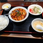 上海華龍 - 【2023.4.27(木)】麻婆豆腐定食(麻婆豆腐＋ライス＋スープ＋野菜サラダ＋杏仁豆腐)950円