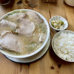 ふくちゃんラーメン 田隈本店 - チャーシュー麺、めし