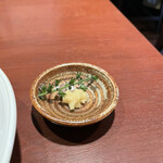 酒肴場 屯 - 味変用にと出されたおろし生姜と穂紫蘇