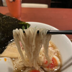 酒肴場 屯 - 中華蕎麦とは異なる加水率やや高めの全粒粉入り細麺。しっかりコシのある茹で上がりで食感最高！