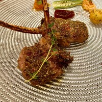 ブルガズ アダ - こちらの看板メニュー
                    スプリングラムチョップ、エーゲ海地方の自生ハーブ(ケキッキ)