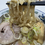 舎鈴 - 麺が凄い。これは食いしん坊にも納得のボリューム。大盛にしたら腹パンになるだろう。