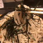 Komoro Soba - 刻み海苔とそば持ち上げ