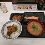 Yoshinoya - 牛鮭定食ご飯大盛りとん汁変更、納豆