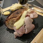 Saint de gourmand - 良く焼けた小麦の香り、自家製ハムが溢れだして、チーズがトロ～～リ。 奥に見える「ボムピューレ」がめっちゃ美味。滑らかでほんのり甘い。