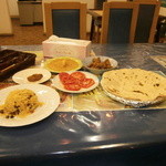 ラジャデラ - チキン、豆カレー、プラオ