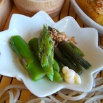 遊の丘 - お浸し～アスパラガス、蕨(わらび)、マヨネーズ、鰹節(R5.4.27撮影)