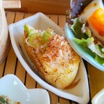 遊の丘 - 炙り油揚げ～鰹節、刻み葱乗せ(R5.4.27撮影)