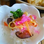 遊の丘 - 温かいちらし寿司の隠れていた椎茸煮等(R5.4.27撮影)