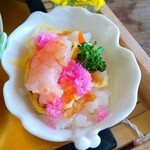 遊の丘 - 温かいちらし寿司～海老、椎茸煮、錦糸卵、油揚げ、桜でんぶ、ブロッコリー(R54.27撮影)