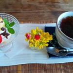 遊の丘 - セットの手作りデザートとコーヒー(R5.4.27撮影)