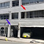 Roti cafe - 赤矢印がお店。青矢印が入口。